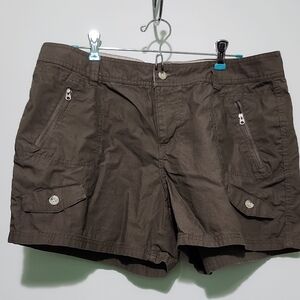 Columbia Women's Cargo Shorts in Olive Green